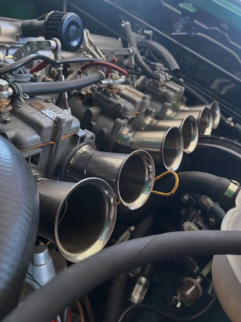 Modyfikacja trąbek BMW e12.

Niestety proste trąbki zamontowane do gaźników w tym egzemplarzu były na kursie kolizyjnym z bagnetem, rurą układu chłodzenia oraz serwem pompy hamulcowej. Wyprowadzając je pod kątem udało się zniwelować ten problem, dodatkowo uatrakcyjniając wygląd silnika, co w tak dopracowanym aucie było bardzo istotną kwestią.

Choć zdecydowana większość z was trafia do mnie w sprawach związanych z adaptacja lub budową układów wydechowych, chętnie podejmuję też inne tematy związane z modyfikacją aut.

Wiosna tuż tuż, więc warto zabrać się za szykowanie aut, aby jak najdłużej cieszyć się jazdą🙂

Zapraszam do kontaktu.

#spawanie #fabrication #panfab #trumpets #weldporn